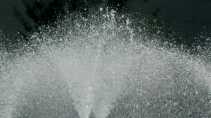 喷泉喷雾中的水滴13秒视频