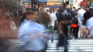 纽约拥挤的城市人行横道延时15秒视频