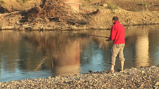 男子在户外河边钓鱼视频