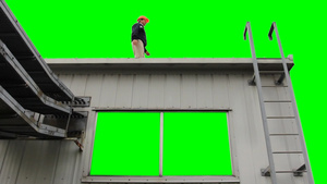 工人走到屋顶爬上金属梯子20秒视频