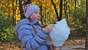 漂亮的少女在城市公园吃棉花糖20秒视频