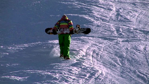 登山者在雪地上行走8秒视频