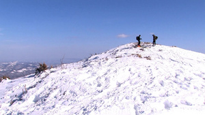 滑雪者准备在山顶滑雪9秒视频