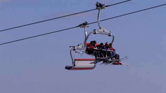 滑雪场的滑雪升降机视频