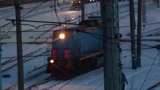 雪夜行驶的火车视频