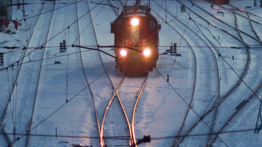 雪夜在铁轨上行驶的火车视频