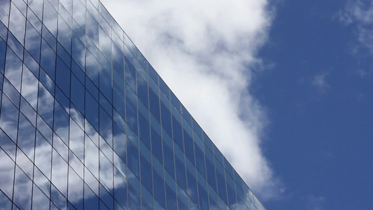 摩天大楼玻璃反射蓝天和白云[楼高]视频