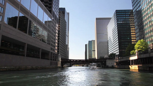 在芝加哥摩天大楼之间的河道航行的船只11秒视频