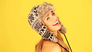 金发女人戴着一顶冬天的毛皮帽子摆动着不同的姿势拍照14秒视频