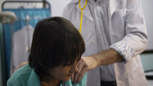 医生在用听诊器检查生病的孩子21秒视频