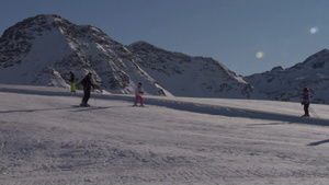冬天在意大利阿尔卑斯山的滑雪景象11秒视频