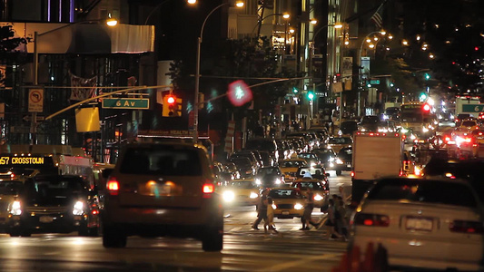 夜间拍摄纽约市街道上的交通视频