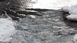 寒冷冬天野外流动的溪水16秒视频