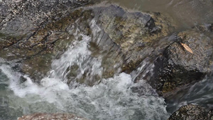 夏天深山瀑布岩石水花流淌18秒视频