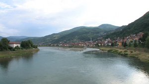 在戈拉兹德波斯尼亚和黑塞哥维那的德里纳河全景10秒视频
