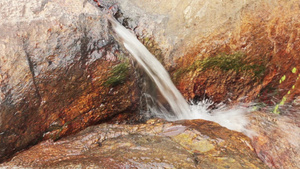户外岩石间湍急流动的溪水8秒视频