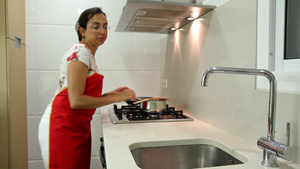 家庭妇女在厨房做饭25秒视频