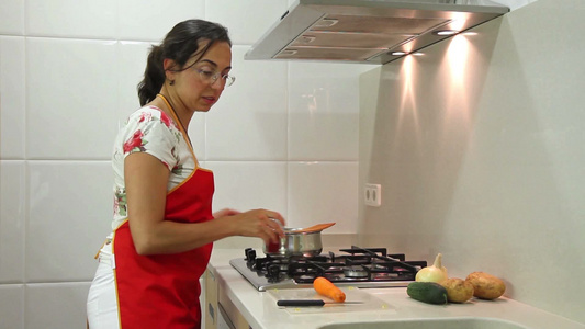 家庭主妇在厨房做饭视频