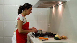 厨房烹饪的家庭主妇26秒视频