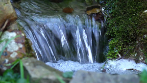 石间流水特写镜头19秒视频