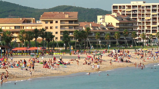 夏日西班牙科斯塔布拉瓦帕拉莫斯海滩上人群视频