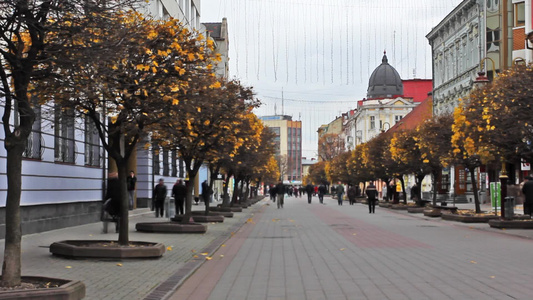 在乌克兰伊万诺弗兰科夫斯克的步行街上的人们视频