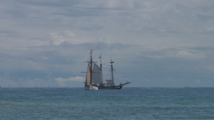 两艘帆船航行在海面上15秒视频