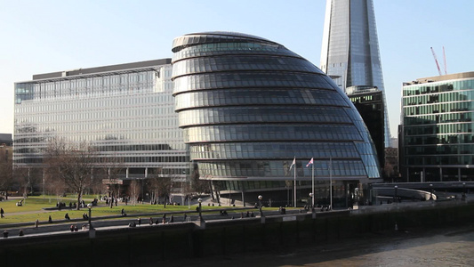英国伦敦泰晤士河边的建筑物视频