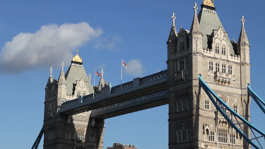 英国伦敦泰晤士河上的桥梁特写镜头视频