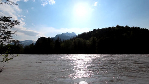 阿尔卑斯山巴伐利亚河里周围环绕着山脉11秒视频