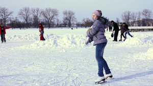 漂亮的女孩在冬天结冰的湖边旋转滑冰5秒视频
