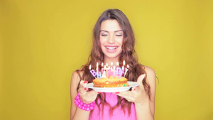 漂亮的女人吹灭生日蛋糕上的蜡烛20秒视频