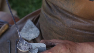 珠宝商正在熔化石头形状的锡29秒视频