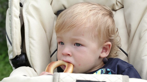 可爱的小男孩正在吃着美味的食物29秒视频
