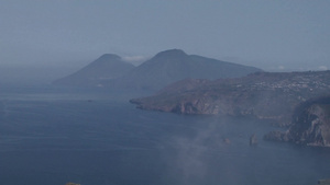 意大利海洋上的斯特罗姆博利火山的景观20秒视频