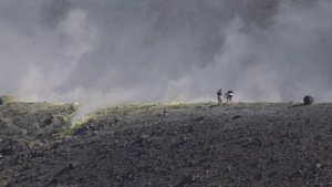游客走在火山火山口的边缘20秒视频