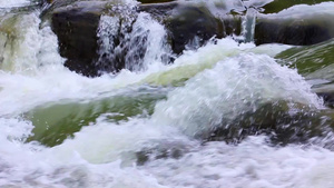 小瀑布和山河沸水特写20秒视频