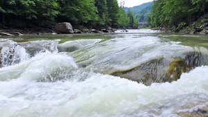 喀尔巴阡山脉的河流19秒视频