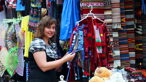 美女在纪念品市场上选择乌克兰民间装饰品10秒视频