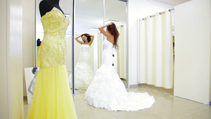 在新娘服装店试穿婚纱的年轻女人8秒视频