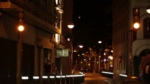 西班牙巴塞罗那夜间街道交通和行人18秒视频