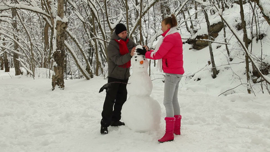 冬天堆雪人的情侣视频