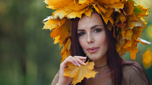 秋天的公园一位美丽的女人戴着树叶编制的帽子19秒视频