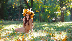 年轻女人在公园里享受秋天风景15秒视频