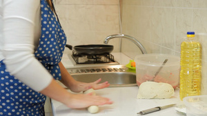 女人在厨房里用手捏硬面团做肉饼29秒视频