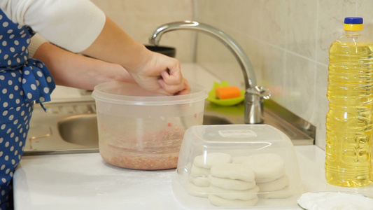 女人在厨房里碎肉特写[卫浴间]视频