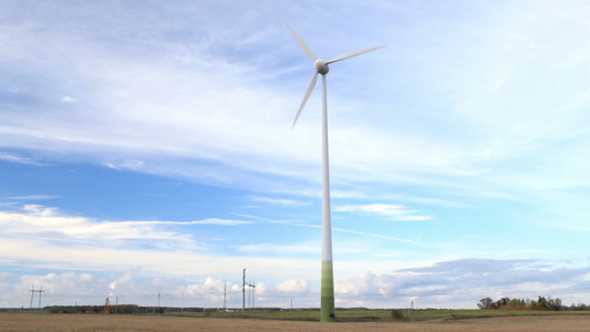农场上的风力发电机视频