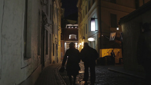 夜晚老城的街道几个路人的背影26秒视频
