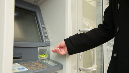 女人使用信用卡从ATM机取钱视频