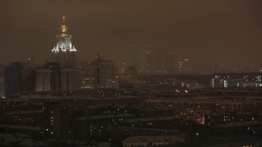 冬季夜间的莫斯科国立大学主楼视频
